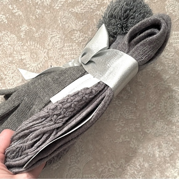 NWT New York & Co Gray Knit Fringe Scarf Pom Hat & Gloves Set Winter Cozy Gift - Picture 13 of 15